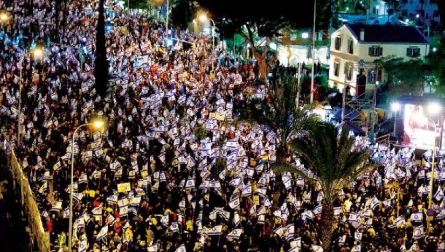 من يموّل النقل وطباعة الأعلام في المظاهرات ضد نتنياهو؟