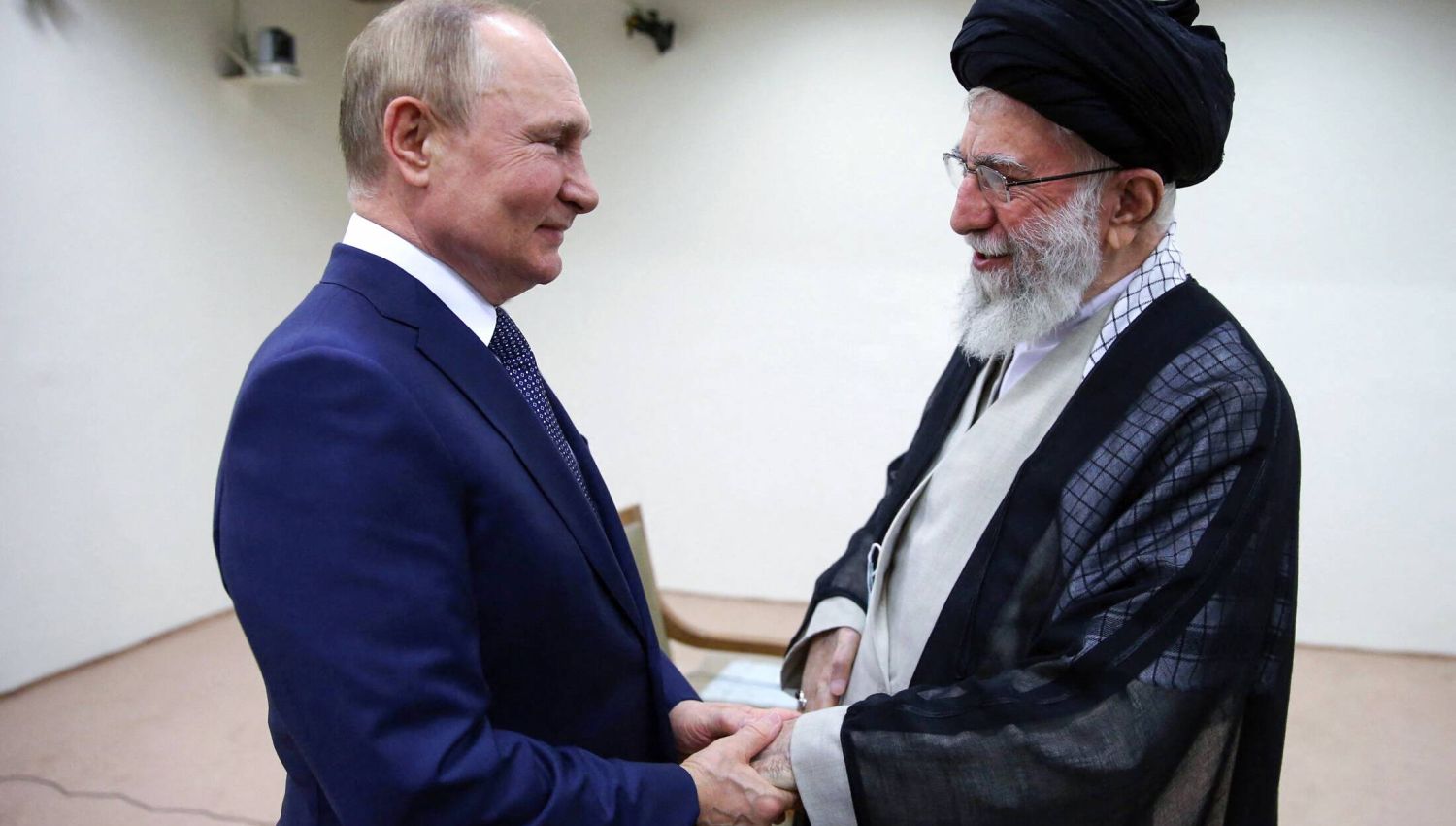 ذا ناشيونال انترست: لماذا لا تستطيع العقوبات إيقاف روسيا وإيران؟