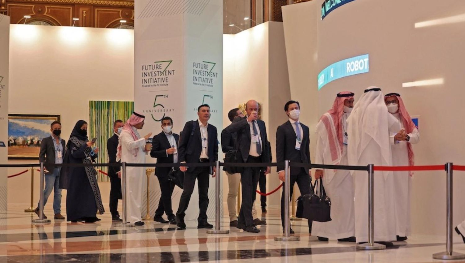 الرياض تقنع المستثمرين بالتخلي عن دبي!