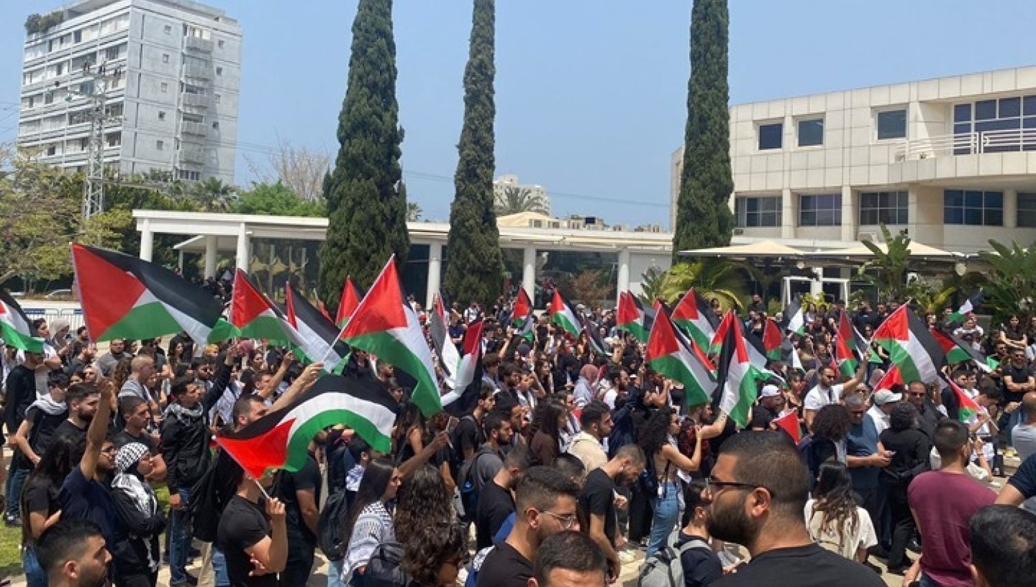 حرب أعلام يواجهها الفلسطينيون: التهويد لن يمر!