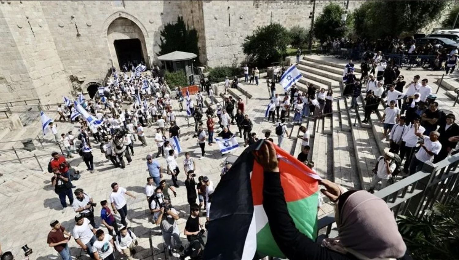 هآرتس: الإجراءات الأمنية لمسيرة الأعلام تؤكد فشل العملية في غزّة