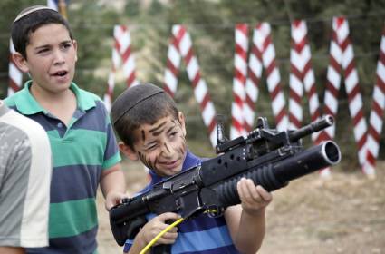 هآرتس: نتنياهو حكم على أطفال إسرائيل بالفقر والجهل