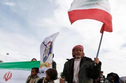 الغارديان: ماذا يعني دخول الحوثيين على خط الحرب؟