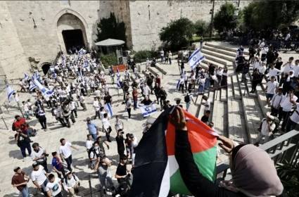هآرتس: الإجراءات الأمنية لمسيرة الأعلام تؤكد فشل العملية في غزّة